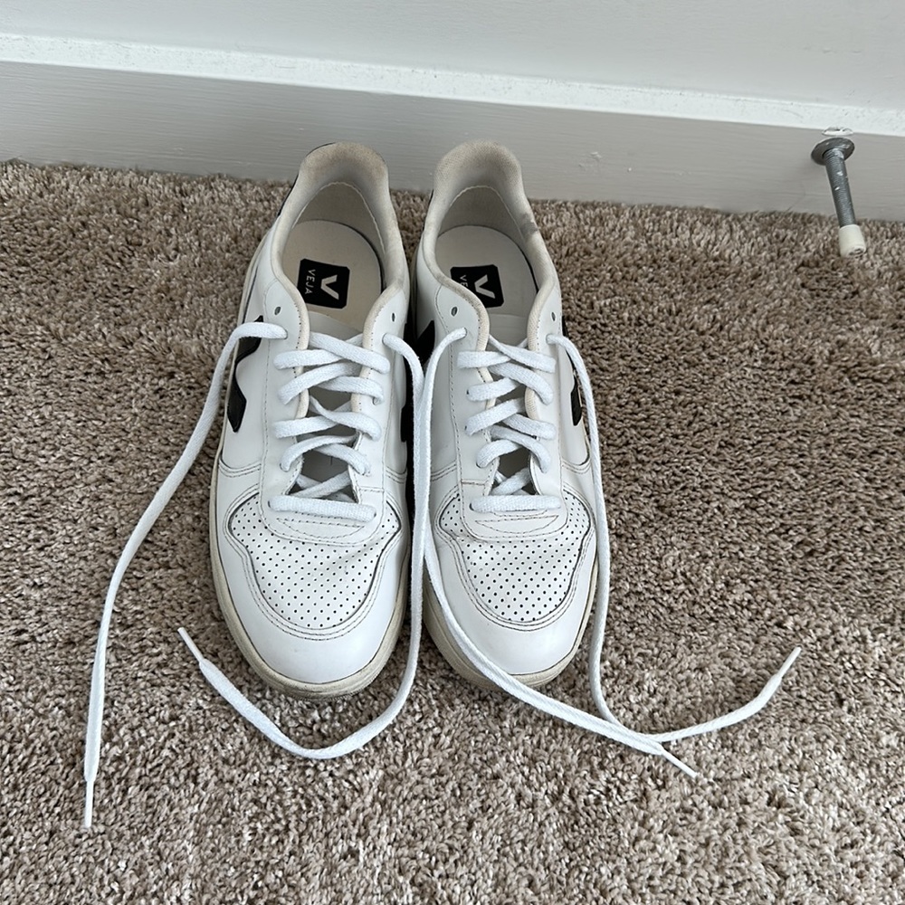 Veja V-10 CWL WHITE BLACK